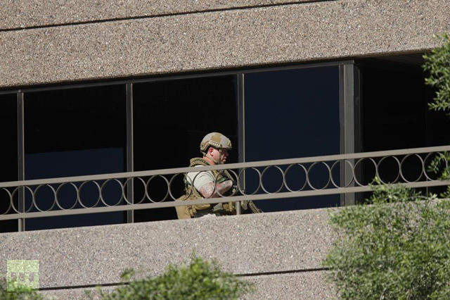 Cảnh sát kiểm tra tòa nhà