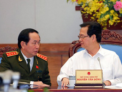 Thủ tướng Nguyễn Tấn Dũng trao đổi với Đại tướng Trần Đại Quang, Bộ trưởng Bộ Công an, về đảm bảo tình hình an ninh trật tự khi bão đổ bộ vào đất liền. Ảnh: VGP/Nhật Bắc