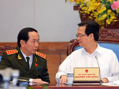 Thủ tướng Nguyễn Tấn Dũng trao đổi với Đại tướng Trần Đại Quang, Bộ trưởng Bộ Công an, về đảm bảo tình hình an ninh trật tự khi bão đổ bộ vào đất liền. Ảnh: VGP/Nhật Bắc. Thủ tướng Nguyễn Tấn Dũng trao đổi với Đại tướng Trần Đại Quang, Bộ trưởng Bộ Công an, về đảm bảo tình hình an ninh trật tự khi bão đổ bộ vào đất liền. Ảnh: VGP/Nhật Bắc