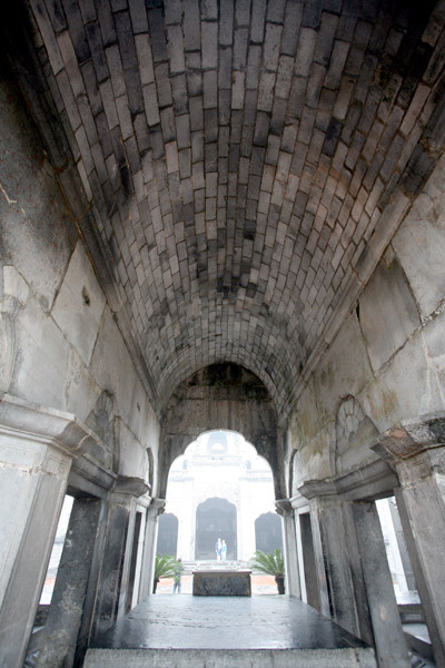 Mái vòm Phương Đình được sắp xếp những viên đá rất tinh xảo