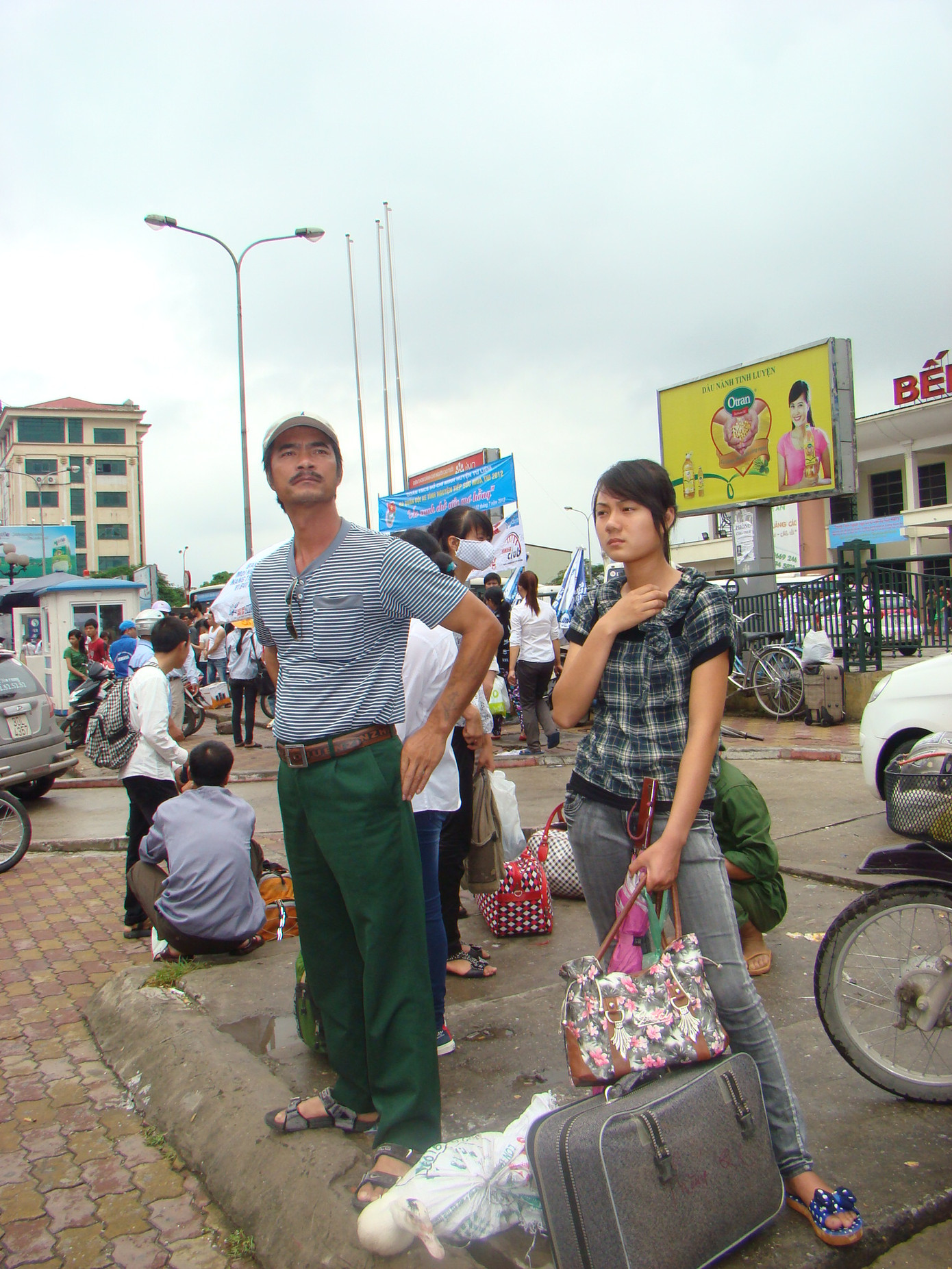 Nhiều thí sinh mang cồng kềnh hành lý