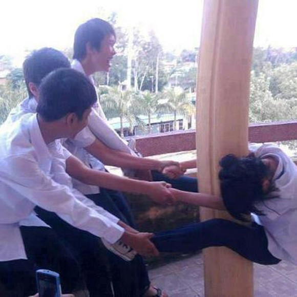 Vẫn biết tinh nghịch là nét đặc trưng của học trò nhưng hãy chơi lành mạnh và bổ ích. Vẫn biết tinh nghịch là nét đặc trưng của học trò nhưng hãy chơi lành mạnh và bổ ích