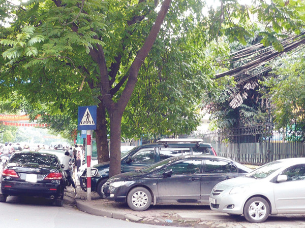 Theo Luật Giao thông đường bộ, vỉa hè chỉ dành cho người đi bộ nhưng tại Hà Nội, vỉa hè đang được cấp phép để ô tô. Ảnh: Trọng Đảng