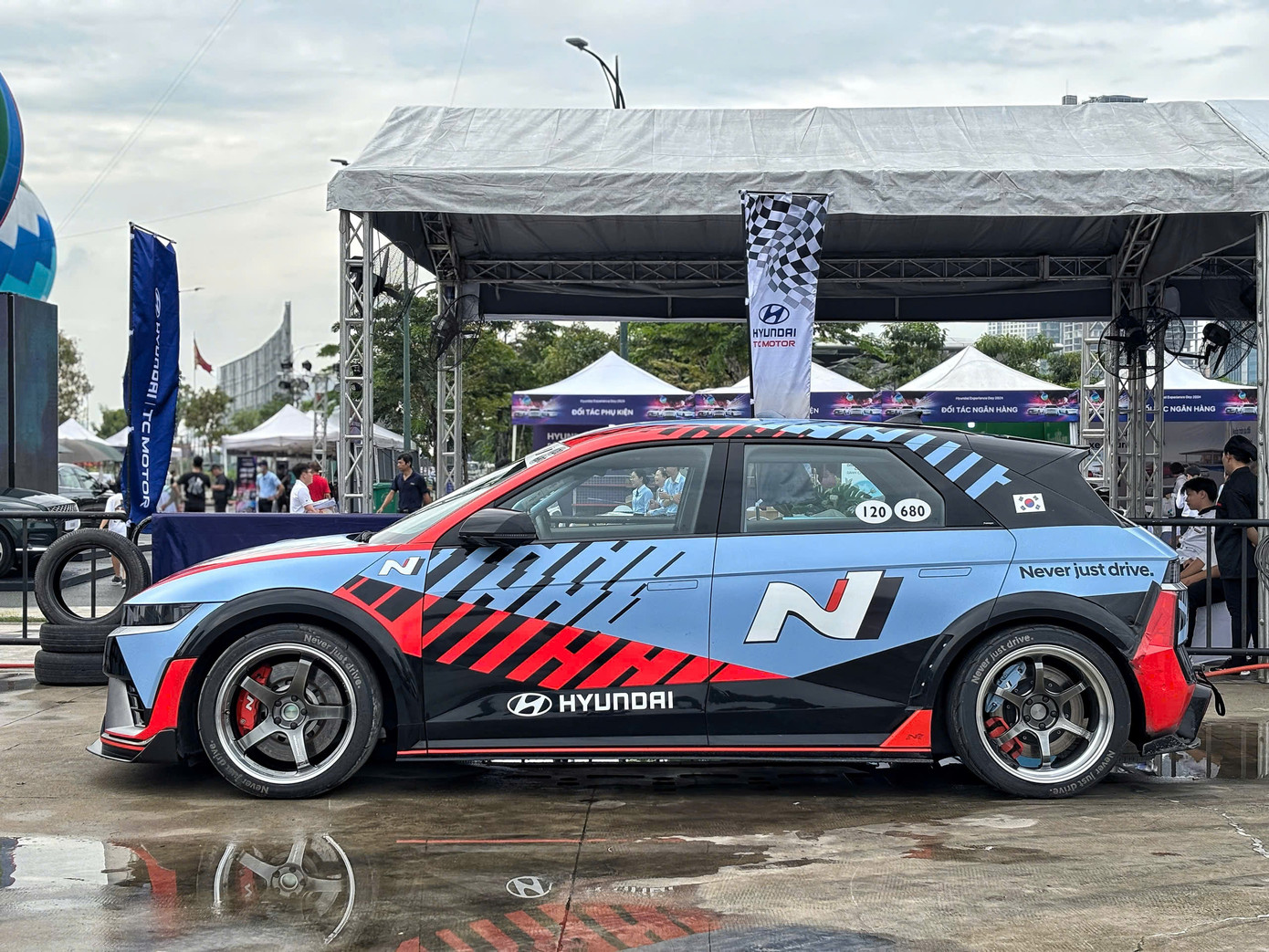 So với chiếc Ioniq 5 tiêu chuẩn, phiên bản N được tinh chỉnh một số chi tiết như tổng thể xe thấp hơn, rộng và dài hơn.