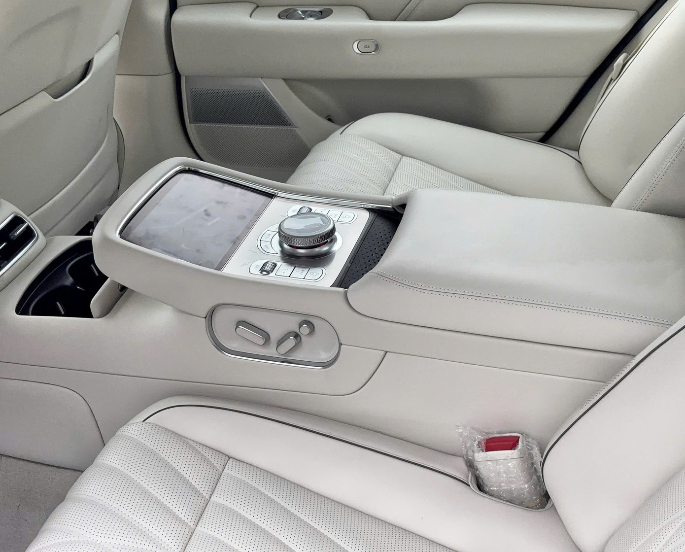 Ở giữa hai ghế ngồi phía sau là màn hình và các phím điều khiển chức năng.