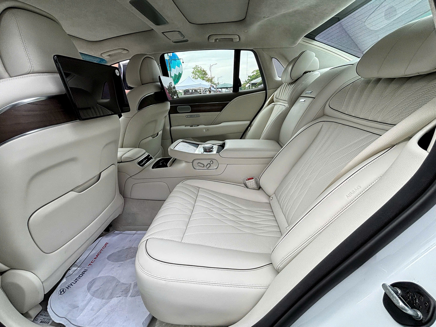 Với việc hàng ghế sau của xe dạng hai ghế ngồi độc lập, có thể nhận biết đây là phiên bản trục cơ sở kéo dài của chiếc G90. Ghế sau có bệ tì chân, massage…