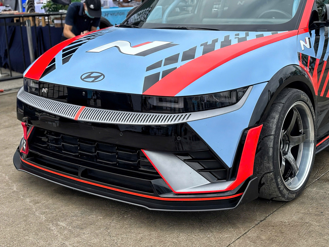 Chiếc Ioniq 5 N đầu tiên xuất hiện tại Việt Nam còn trở nên đặc biệt hơn khi đã được nâng cấp rất nhiều chi tiết ở cả nội/ngoại thất. Phần cản trước/sau được nâng cấp, bộ tem đua thể thao.