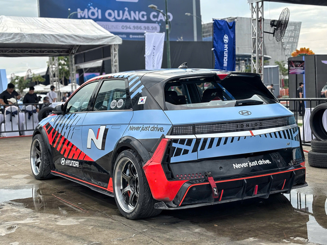 Hyundai Ioniq 5 N được trang bị gói pin 84 kW và hai mô-tơ điện. Tổng công suất được tạo ra ở hai trục là 601 mã lực và có thể lên đến 640 mã lực ở chế độ Boost. Theo công bố của hãng xe Hàn Quốc, Ioniq 5 N có khả năng tăng tốc từ 0-100 km/h trong 3,4 giây và tốc độ tối đa là 250 km/h.