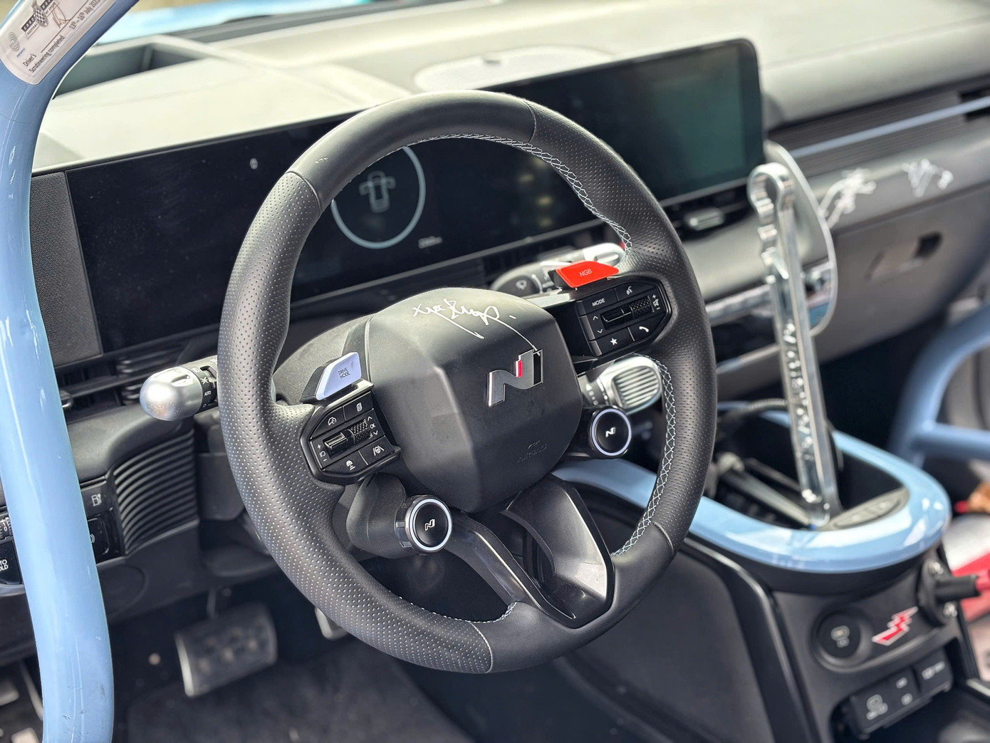 Xe được trang bị vô-lăng tích hợp rất nhiều phím điều khiển chức năng. Đặc biệt là nút bấm N và N Grin Boost để thay đổi sức mạnh của xe. Phía sau vô lăng cũng được trang bị lẫy chuyển số bằng kim loại.