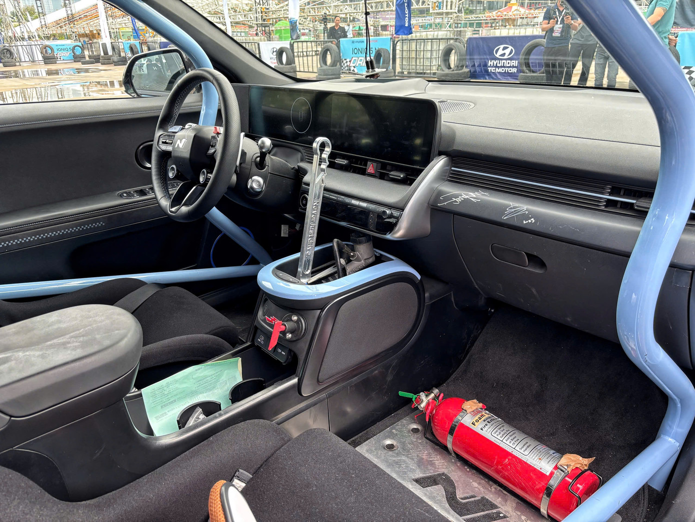 Đặc biệt, ở phiên bản N của mẫu xe điện này, Hyundai cũng trang bị hệ thống giả lập âm thanh N Active Sound với 8 loa bên trong và 2 loa bên ngoài. Với các chủ đề âm thanh khác nhau, hệ thống loa này mang tới cảm giác vận hành như xe xăng.