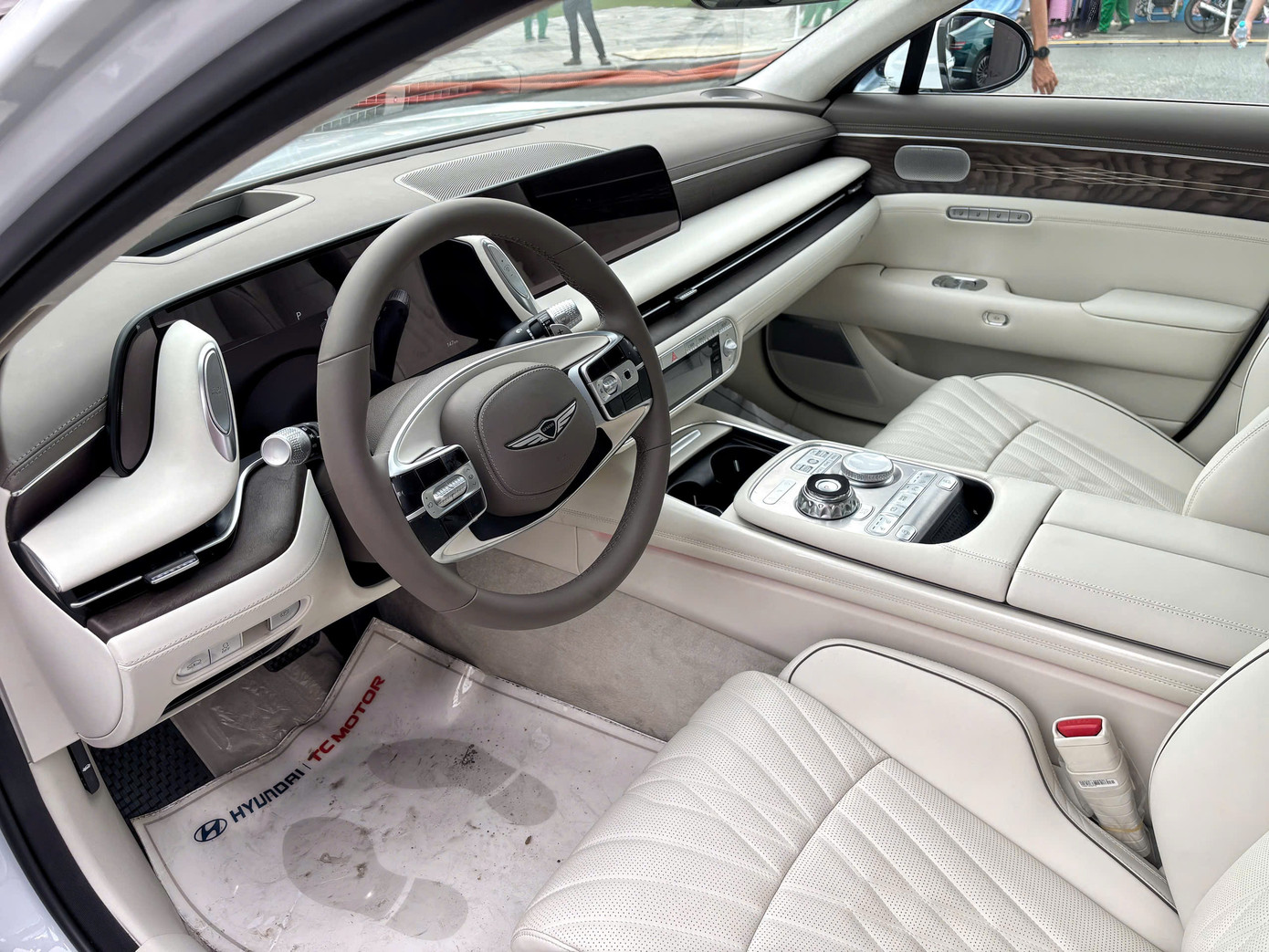 So với thế hệ trước, khoang nội thất của G90 đã cao cấp hơn với tổng thể được bọc da và một vài chi tiết ốp gỗ, kim loại. Khoang lái được bố trí 3 màn hình, với màn hình đôi 12,3 inch và một màn hình điều khiển chức năng phía dưới.