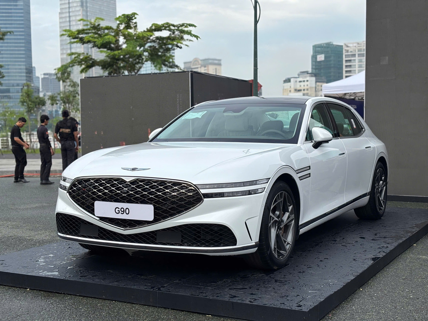 Chiếc Genesis G90 được trưng bày thuộc thế hệ thứ 2 của dòng sedan này. Đây được xem là mẫu xe đầu bảng của Genesis. Thương hiệu con của Hyundai đã đầu tư khá nhiều cho G90 để tạo được thế cạnh tranh với những mẫu xe như Mercedes-Benz S-Class hay BMW 7 Series.