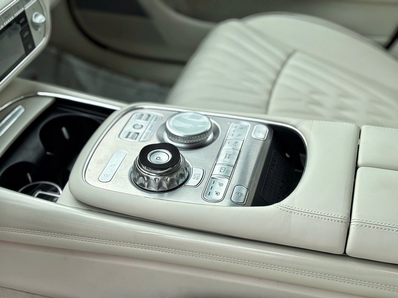 Cụm cần số dạng núm xoay, bên cạnh là các phím điều khiển chức năng.