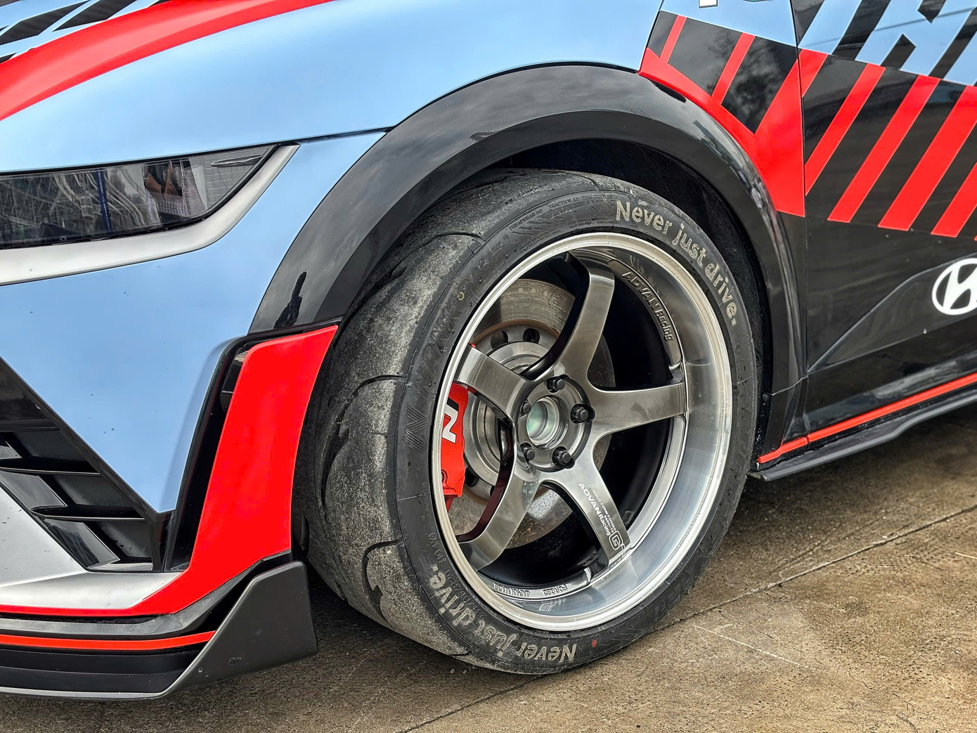 Xe được trang bị bộ lốp có kích thước 20 inch và đặt nổi ra khỏi thân xe. Đặc biệt, ở lốp sau còn được trang bị 2 cùm phanh.