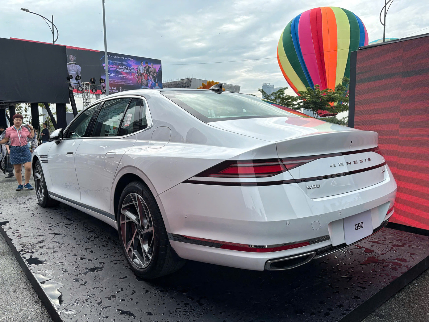 Phần đuôi xe được tạo điểm nhấn bởi hệ thống đèn hậu nối liền nhau, trải rộng khắp đuôi xe.