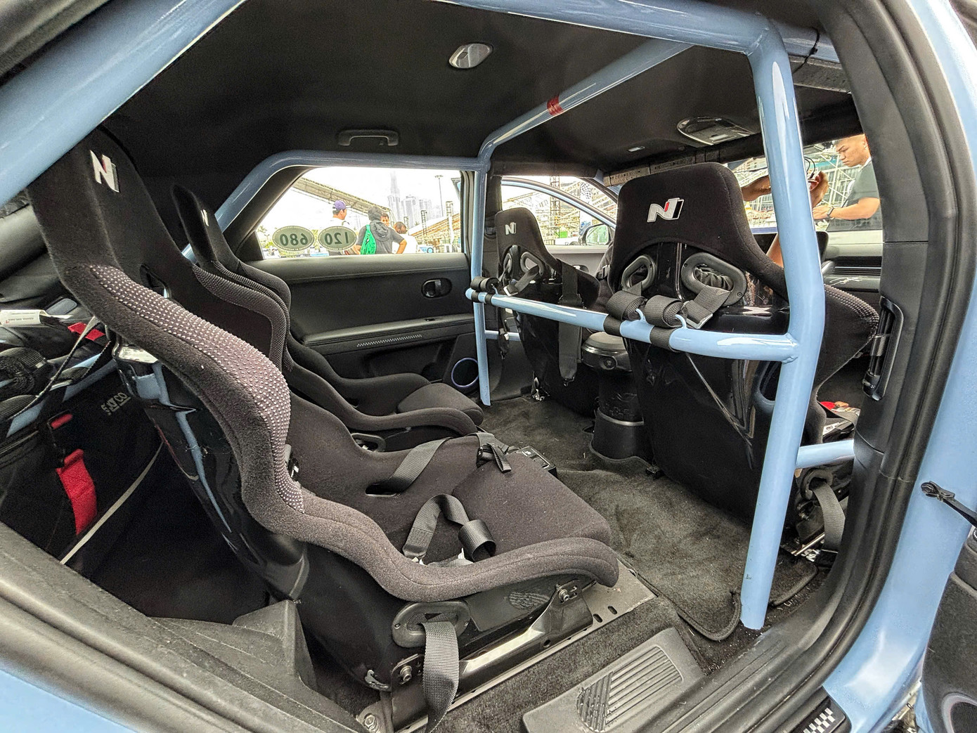 Bên trong xe được lắp thêm bộ khung chống lật, 4 ghế đua, hệ thống dây an toàn 5 điểm và phanh tay cỡ lớn để phù hợp cho biểu diễn drift.