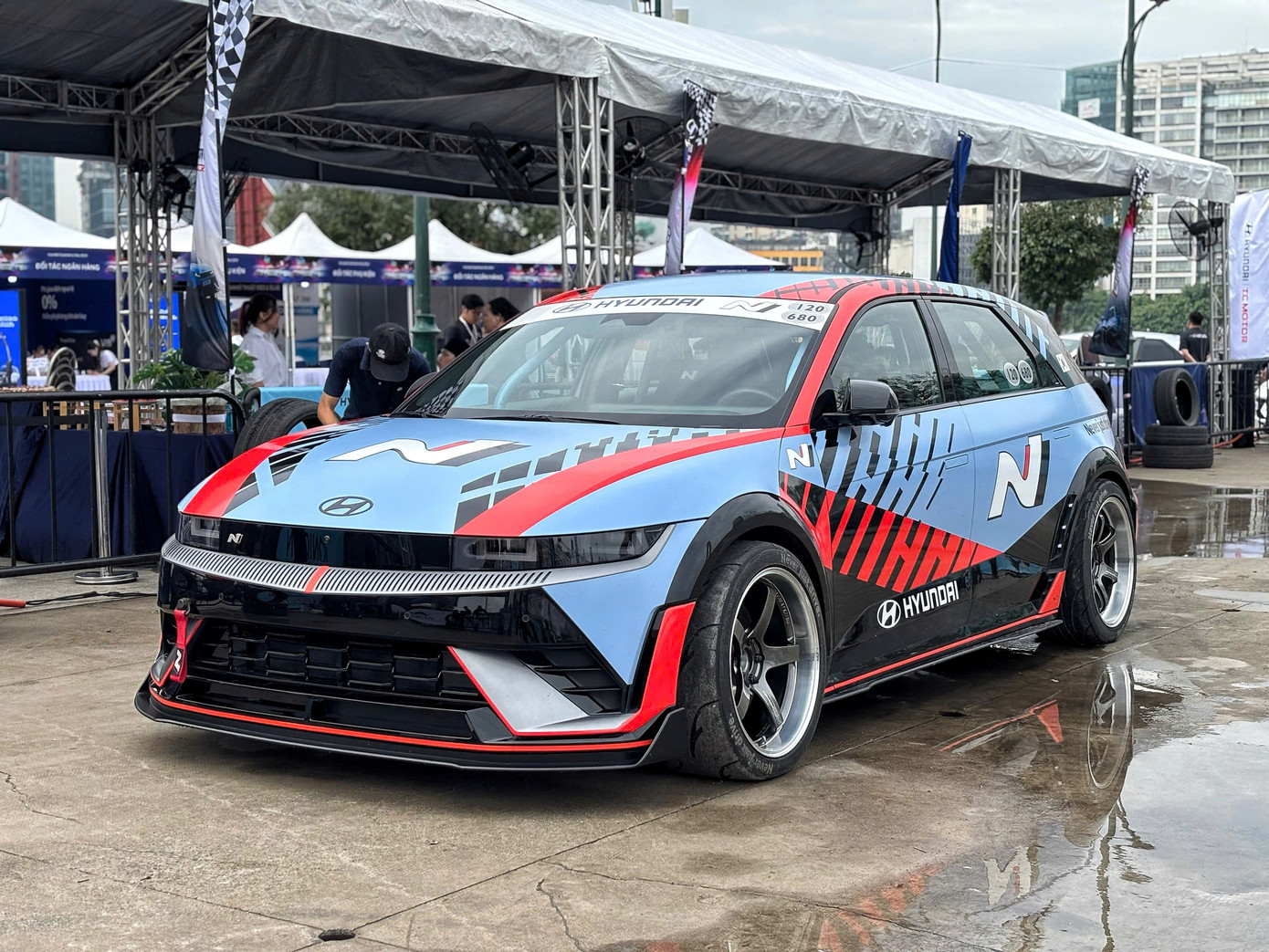 Phiên bản Ioniq 5 N đầu tiên tại Việt Nam được đưa về với mục đích biểu diễn. Hyundai Thành Công vẫn chưa công bố kế hoạch đưa mẫu xe này về bán thương mại. Trước đó, phiên bản tiêu chuẩn Ioniq 5 được lắp ráp trong nước được xuất xưởng vào ngày 31/7/2023. Ioniq 5 được bán ra với 2 phiên bản Exclusive và Pretige, giá khởi điểm từ 1,3 tỷ đồng.