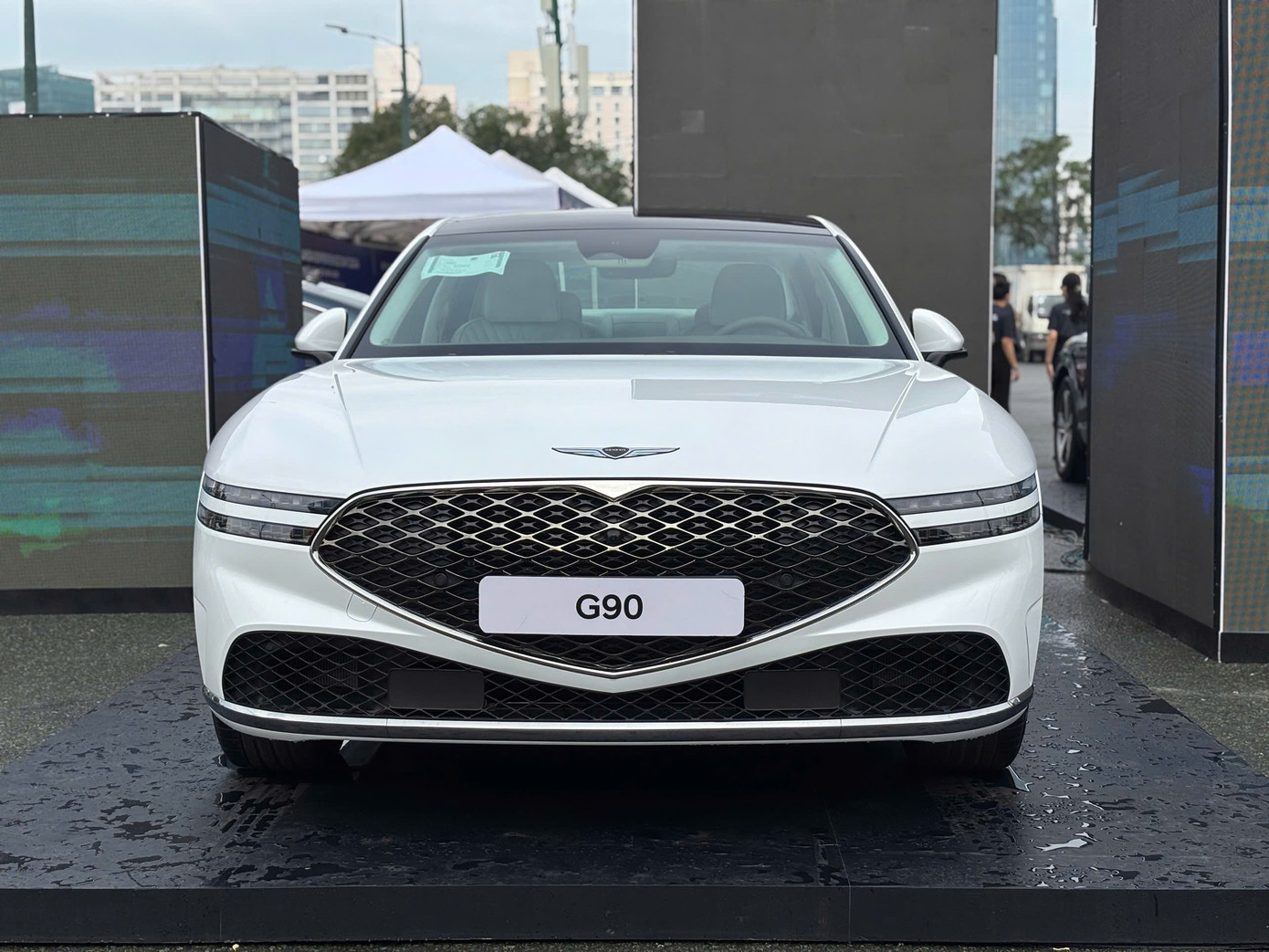 Genesis G90 thế hệ mới được phát triển dựa trên ngôn ngữ thiết kế Athletic Elegance. Điểm nổi bật của xe là nắp ca-pô vỏ sò, đèn chiếu sáng dạng 2 đường mảnh, lưới tản nhiệt to bản hình kim cương.