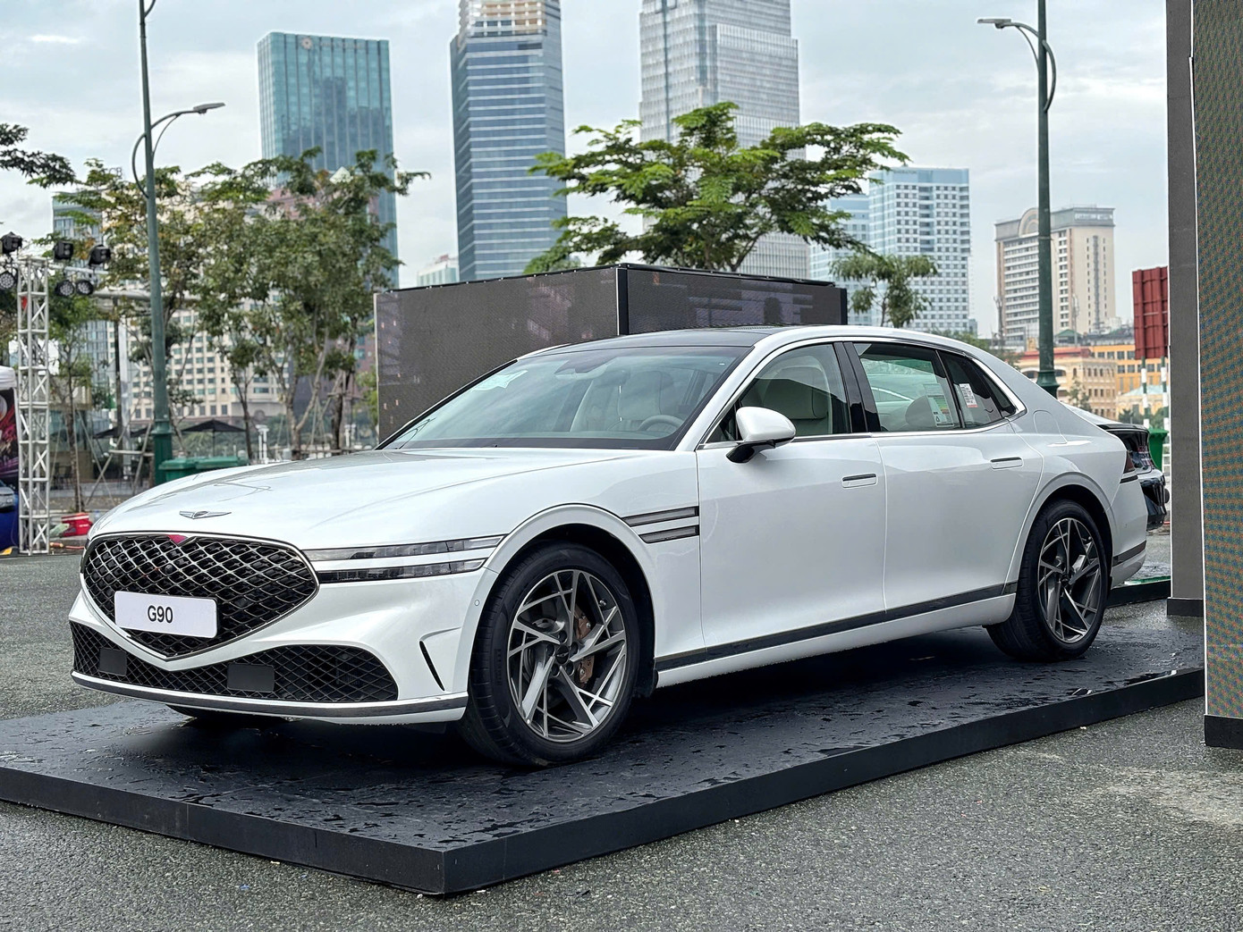 Mẫu xe sedan đến từ Hàn Quốc có 2 tuỳ chọn trục cơ sở là bản trục ngắn và trục cơ sở kéo dài. Đặc biệt, G90 bản trục cơ sở kéo dài có cấu hình hàng ghế hành khách phía sau riêng biệt. Phiên bản này có chiều dài trục cơ sở là 3.370 mm. Qua đó gia tăng vị trí để chân cho hành khách phía sau.