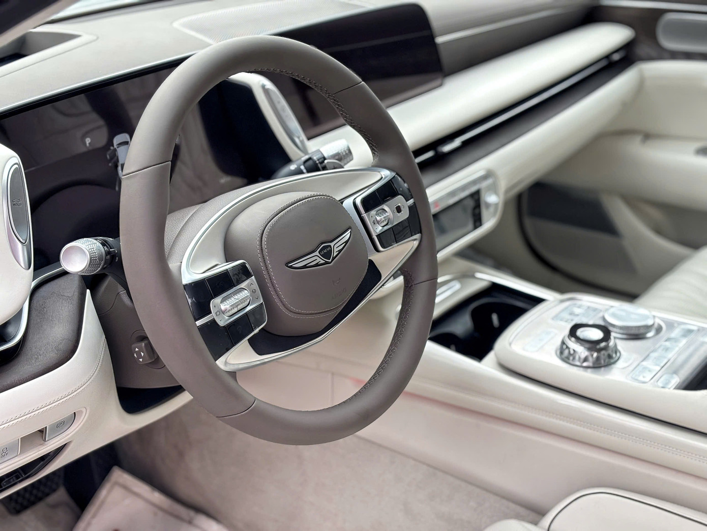 Tại thị trường Mỹ, dòng sedan này có giá khoảng 90.000 đô. Mặc dù thương hiệu này không còn xa lạ tại thị trường Việt Nam, tuy nhiên thời điểm các dòng xe của Genesis được bán chính hãng trong nước vẫn chưa được công bố.