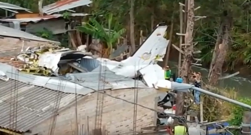 Máy bay đâm xuống nhà dân, 7 người thiệt mạng ảnh 1