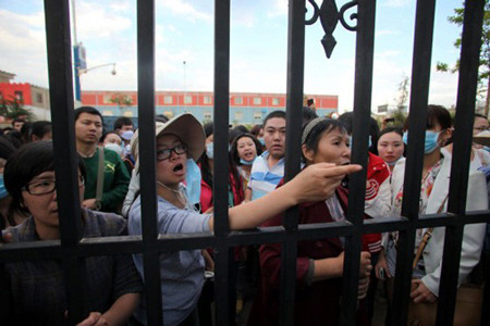 ...vấp phải sự phản ứng của người dân và các TNV