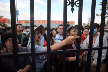 ...vấp phải sự phản ứng của người dân và các TNV