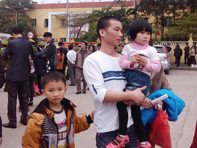 Được đoàn tụ với vợ con, người đàn ông này mừng rỡ rồi nhanh chóng ra về. Được đoàn tụ với vợ con, người đàn ông này mừng rỡ rồi nhanh chóng ra về.