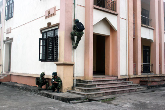 Đột nhập mục tiêu từ dưới lên