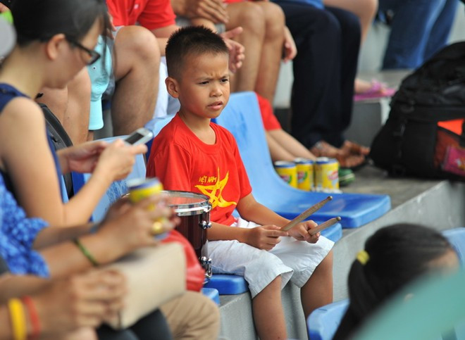 Một CĐV nhí cổ vũ cho U19 Việt Nam