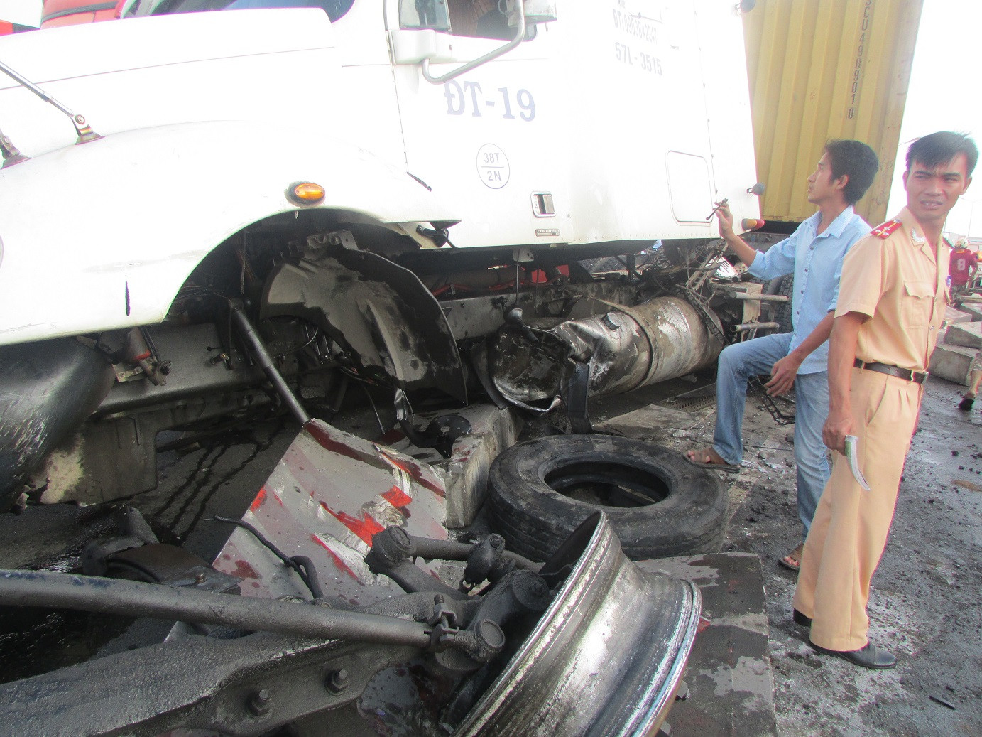 Đầu xe bị hư hỏng biến dạng
