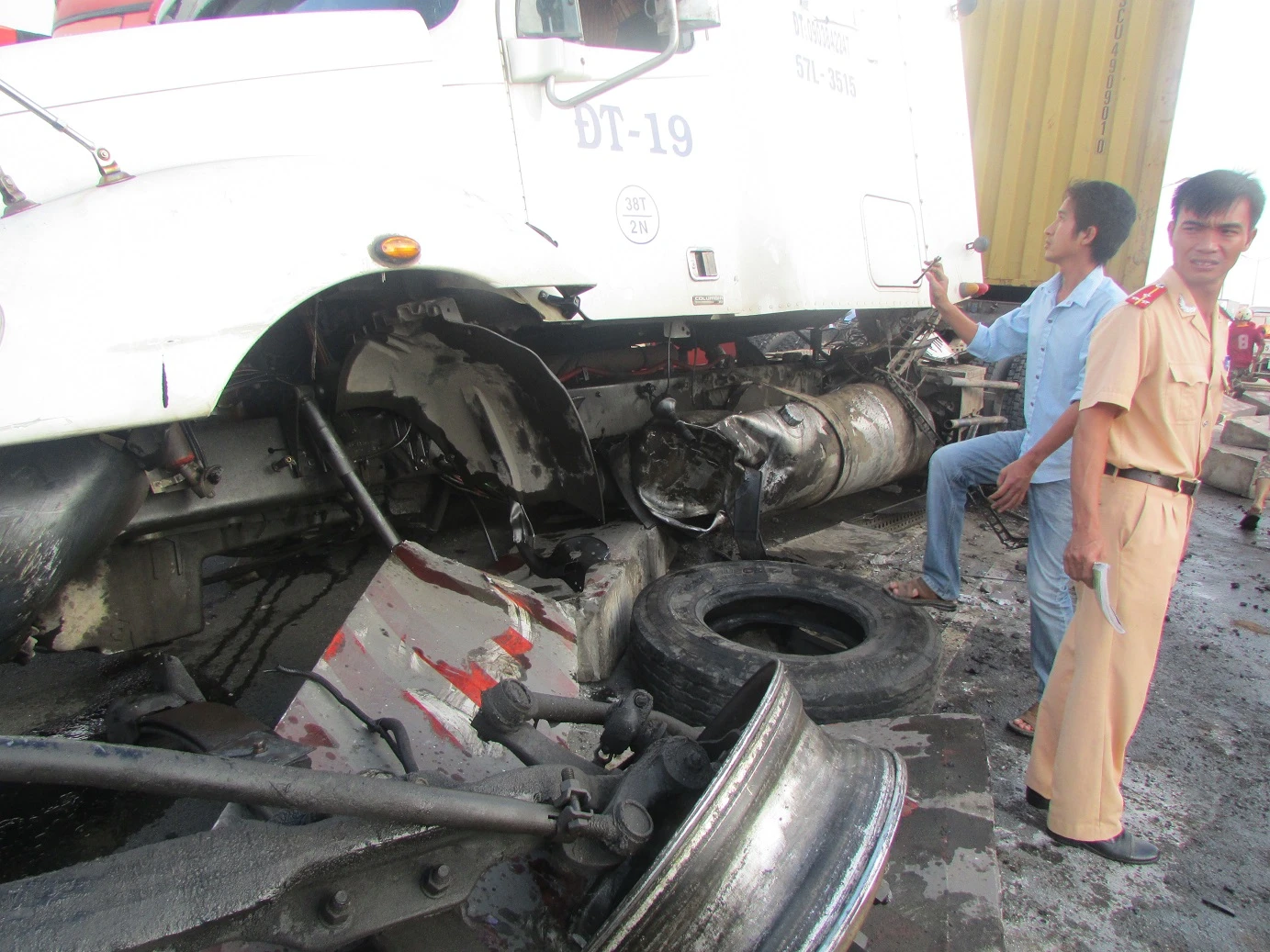 Đầu xe bị hư hỏng biến dạng