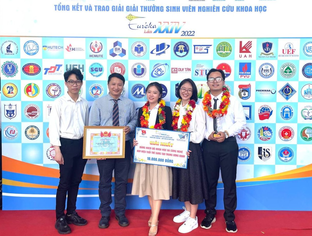 Nguyễn Quỳnh Giang (thứ 2 từ bên phải) tham gia Lễ trao giải Giải thưởng sinh viên nghiên cứu khoa học Euréka năm 2022.