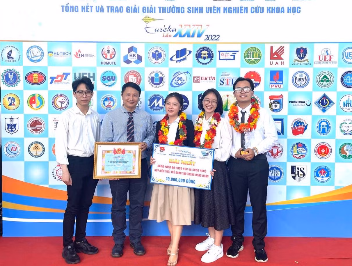 Nguyễn Quỳnh Giang (thứ 2 từ bên phải) tham gia Lễ trao giải Giải thưởng sinh viên nghiên cứu khoa học Euréka năm 2022.