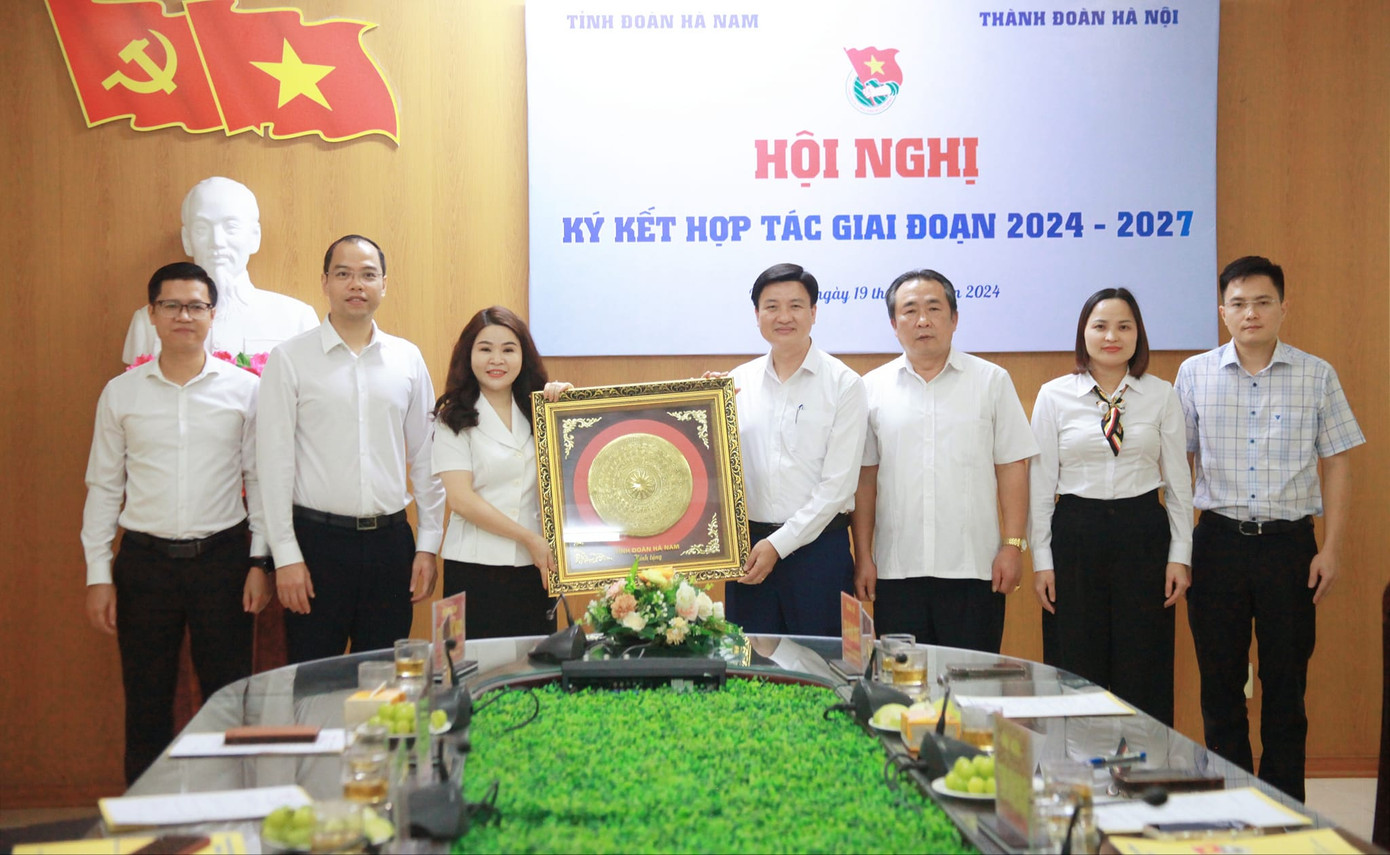 Tỉnh Đoàn Hà Nam và Thành Đoàn Hà Nội tặng quà lưu niệm tại Hội nghị ký kết hợp tác giai đoạn 2024 - 2027.