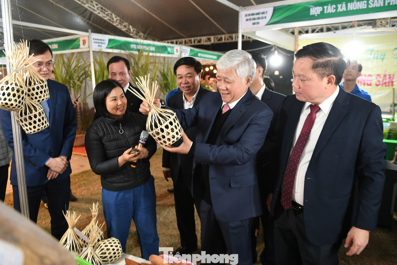 Ông Đỗ Văn Chiến - Ủy viên Bộ Chính trị, Bí thư Trung ương Đảng, Chủ tịch Uỷ ban Trung ương Mặt trận Tổ quốc Việt Nam cùng các đại biểu tham quan các gian hàng của thanh niên khởi nghiệp. Ông Đỗ Văn Chiến - Ủy viên Bộ Chính trị, Bí thư Trung ương Đảng, Chủ tịch Uỷ ban Trung ương Mặt trận Tổ quốc Việt Nam cùng các đại biểu tham quan các gian hàng của thanh niên khởi nghiệp.