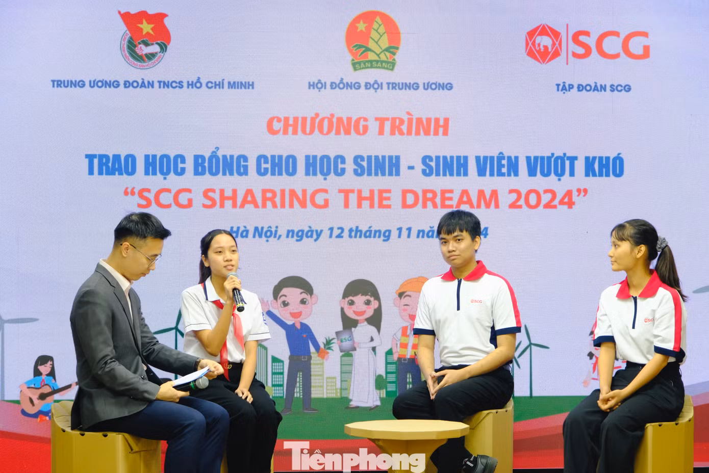 Các em học sinh, sinh viên giao lưu tại chương trình. Ảnh: Châu Linh