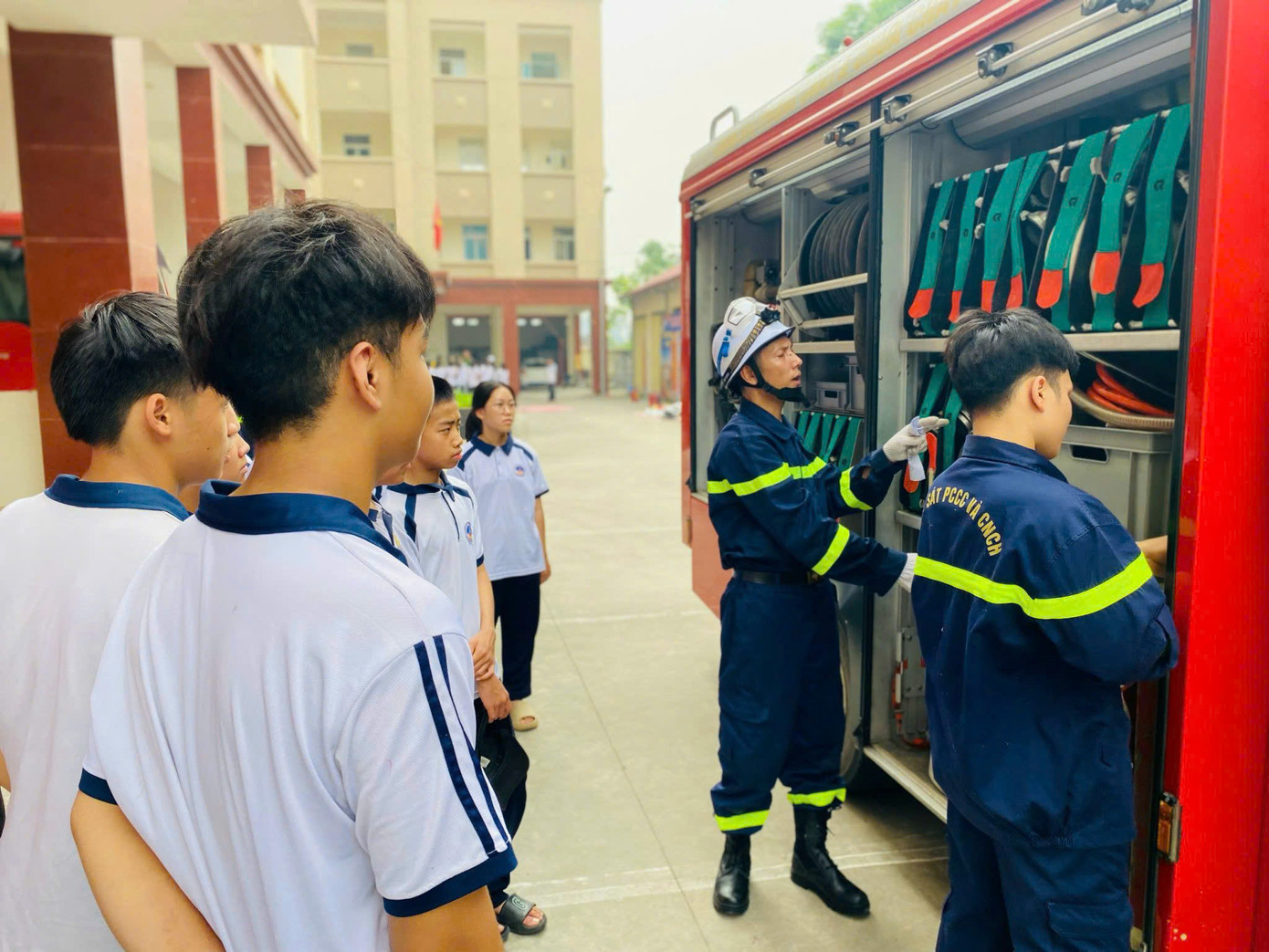 Cán bộ, chiến sĩ, đoàn viên thanh niên CATĐ tập huấn cho các em học sinh về kỹ năng sử dụng thiết bị chữa cháy, thoát hiểm.