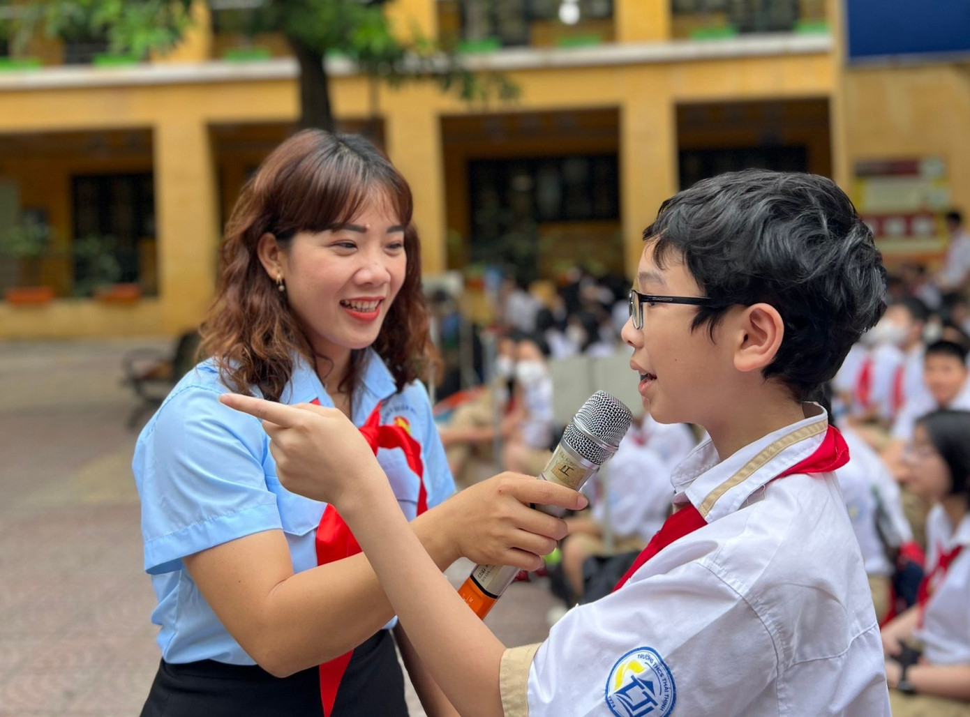 Cô Liên thường được các em học sinh yêu mến gọi với biệt danh “cảnh sát trưởng”. Cô Liên thường được các em học sinh yêu mến gọi với biệt danh “cảnh sát trưởng”.