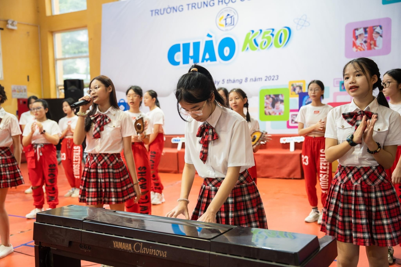 Cô Liên cho rằng, dù âm nhạc không phải môn chính nhưng có tác dụng rất lớn trong việc giúp các em giải tỏa căng thẳng, tạo không khí vui vẻ, thoải mái hơn sau mỗi giờ học. Cô Liên cho rằng, dù âm nhạc không phải môn chính nhưng có tác dụng rất lớn trong việc giúp các em giải tỏa căng thẳng, tạo không khí vui vẻ, thoải mái hơn sau mỗi giờ học.