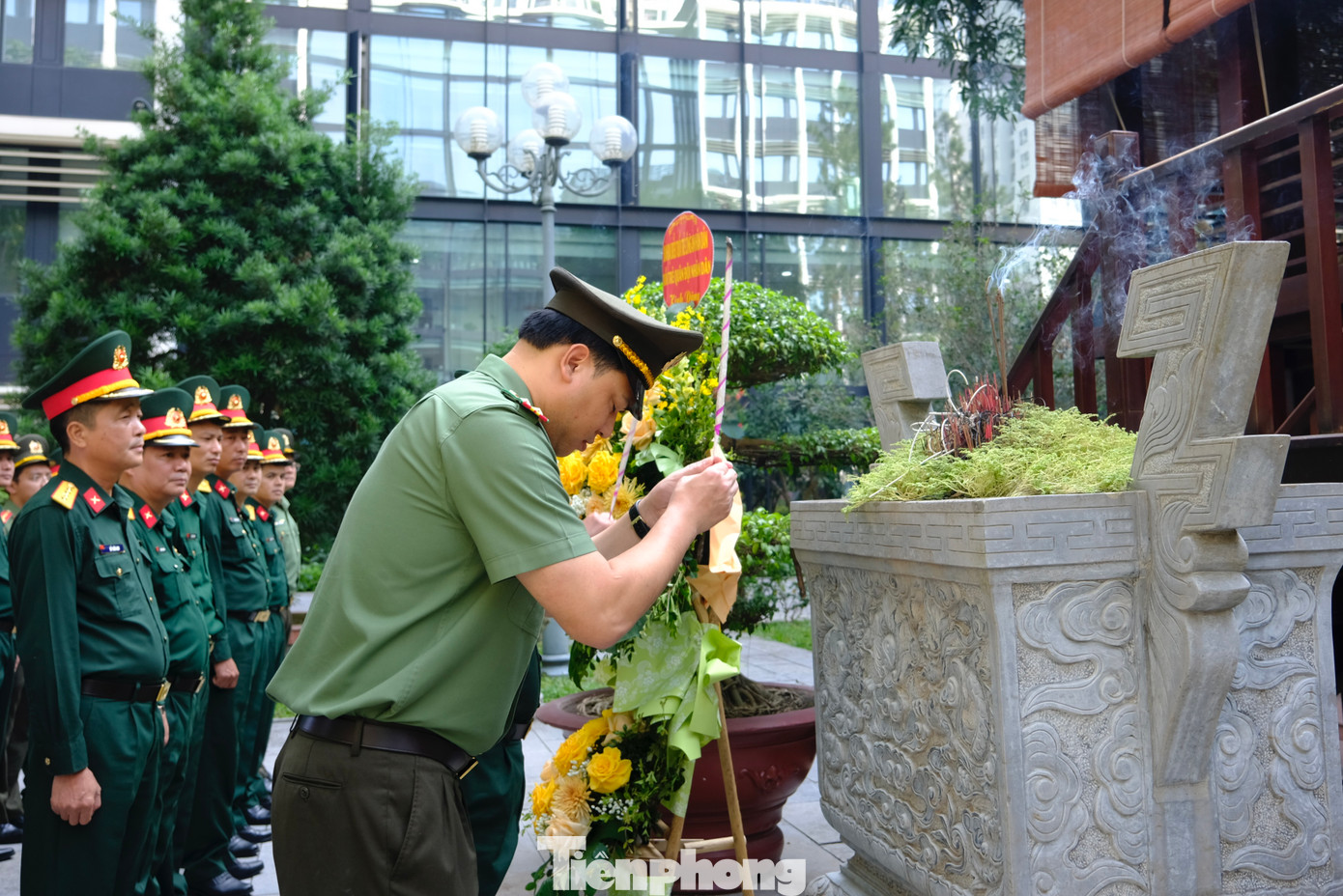 Đại biểu Ban Thanh niên CAND và Ban Thanh niên Quân đội dâng hương tại Nhà tưởng niệm Chủ tịch Hồ Chí Minh. Ảnh: Châu Linh Đại biểu Ban Thanh niên CAND và Ban Thanh niên Quân đội dâng hương tại Nhà tưởng niệm Chủ tịch Hồ Chí Minh. Ảnh: Châu Linh