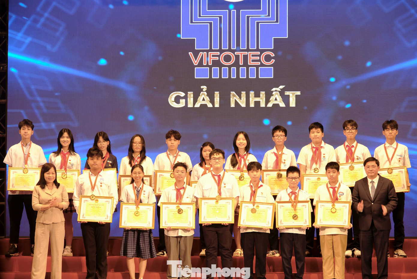 Các nhóm tác giả giành giải Nhất của cuộc thi. Ảnh: Châu Linh