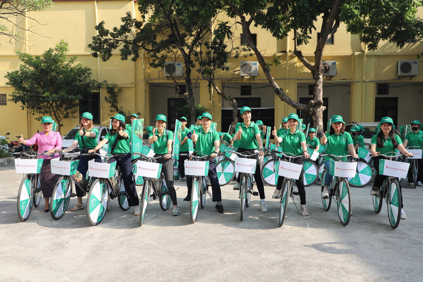 Các bạn sinh viên và đoàn khách mời với trang phục và biểu ngữ bắt mắt tham gia diễu hành để truyền tải những khẩu hiệu ý nghĩa về tiết kiệm và bảo vệ môi trường. Các bạn sinh viên và đoàn khách mời với trang phục và biểu ngữ bắt mắt tham gia diễu hành để truyền tải những khẩu hiệu ý nghĩa về tiết kiệm và bảo vệ môi trường.