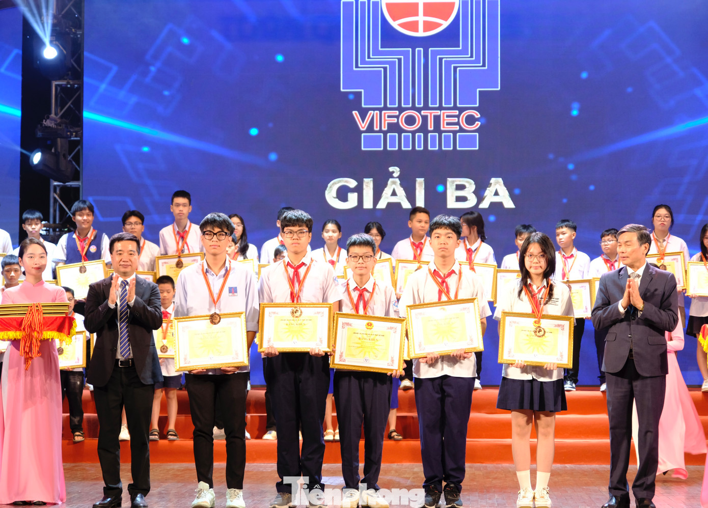 Nhóm tác giả giành giải Ba của cuộc thi. Ảnh: Châu Linh