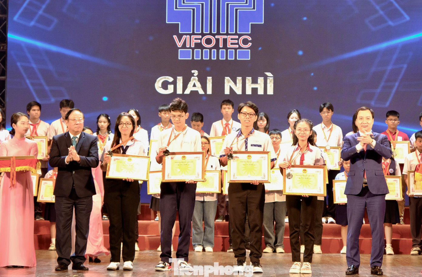 Các nhóm tác giả giành giải Nhì của cuộc thi. Ảnh: Châu Linh