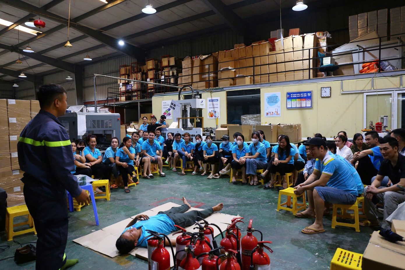 Các cán bộ, chiến sĩ CATĐ tập huấn kỹ năng sơ cứu, thoát hiểm cho công nhân, người lao động trên địa bàn.