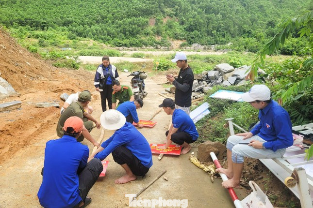 Để trẻ em xã miền núi Hòa Bắc (huyện Hòa Vang, TP. Đà Nẵng) có một mùa hè an toàn, các chiến sĩ Mùa hè xanh đến từ trường ĐH Kiến trúc Đà Nẵng đã triển khai lắp bảng cảnh báo đuối nước ở các con suối nguy hiểm cũng như hướng dẫn kỹ năng phòng chống tai nạn đuối nước cho các em. Ảnh: Giang Thanh Để trẻ em xã miền núi Hòa Bắc (huyện Hòa Vang, TP. Đà Nẵng) có một mùa hè an toàn, các chiến sĩ Mùa hè xanh đến từ trường ĐH Kiến trúc Đà Nẵng đã triển khai lắp bảng cảnh báo đuối nước ở các con suối nguy hiểm cũng như hướng dẫn kỹ năng phòng chống tai nạn đuối nước cho các em. Ảnh: Giang Thanh