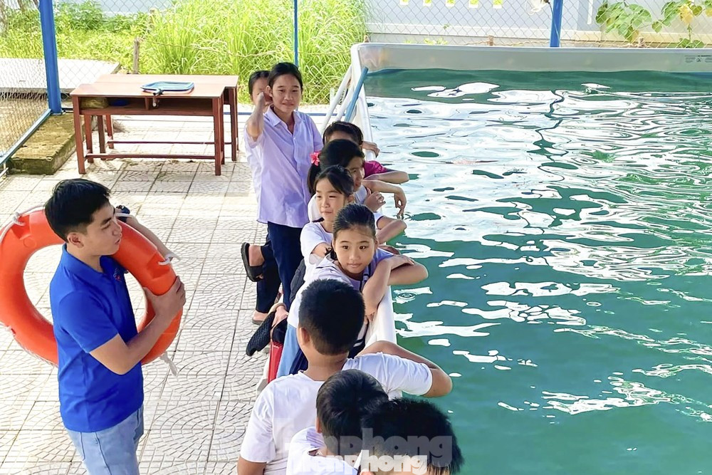 Để trẻ em xã miền núi Hòa Bắc (huyện Hòa Vang, TP. Đà Nẵng) có một mùa hè an toàn, các chiến sĩ Mùa hè xanh đến từ trường ĐH Kiến trúc Đà Nẵng đã triển khai lắp bảng cảnh báo đuối nước ở các con suối nguy hiểm cũng như hướng dẫn kỹ năng phòng chống tai nạn đuối nước cho các em. Ảnh: Giang Thanh Để trẻ em xã miền núi Hòa Bắc (huyện Hòa Vang, TP. Đà Nẵng) có một mùa hè an toàn, các chiến sĩ Mùa hè xanh đến từ trường ĐH Kiến trúc Đà Nẵng đã triển khai lắp bảng cảnh báo đuối nước ở các con suối nguy hiểm cũng như hướng dẫn kỹ năng phòng chống tai nạn đuối nước cho các em. Ảnh: Giang Thanh