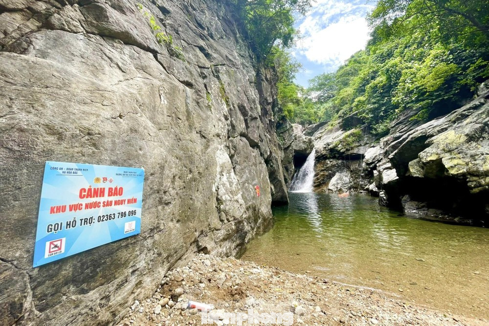 Để trẻ em xã miền núi Hòa Bắc (huyện Hòa Vang, TP. Đà Nẵng) có một mùa hè an toàn, các chiến sĩ Mùa hè xanh đến từ trường ĐH Kiến trúc Đà Nẵng đã triển khai lắp bảng cảnh báo đuối nước ở các con suối nguy hiểm cũng như hướng dẫn kỹ năng phòng chống tai nạn đuối nước cho các em. Ảnh: Giang Thanh Để trẻ em xã miền núi Hòa Bắc (huyện Hòa Vang, TP. Đà Nẵng) có một mùa hè an toàn, các chiến sĩ Mùa hè xanh đến từ trường ĐH Kiến trúc Đà Nẵng đã triển khai lắp bảng cảnh báo đuối nước ở các con suối nguy hiểm cũng như hướng dẫn kỹ năng phòng chống tai nạn đuối nước cho các em. Ảnh: Giang Thanh