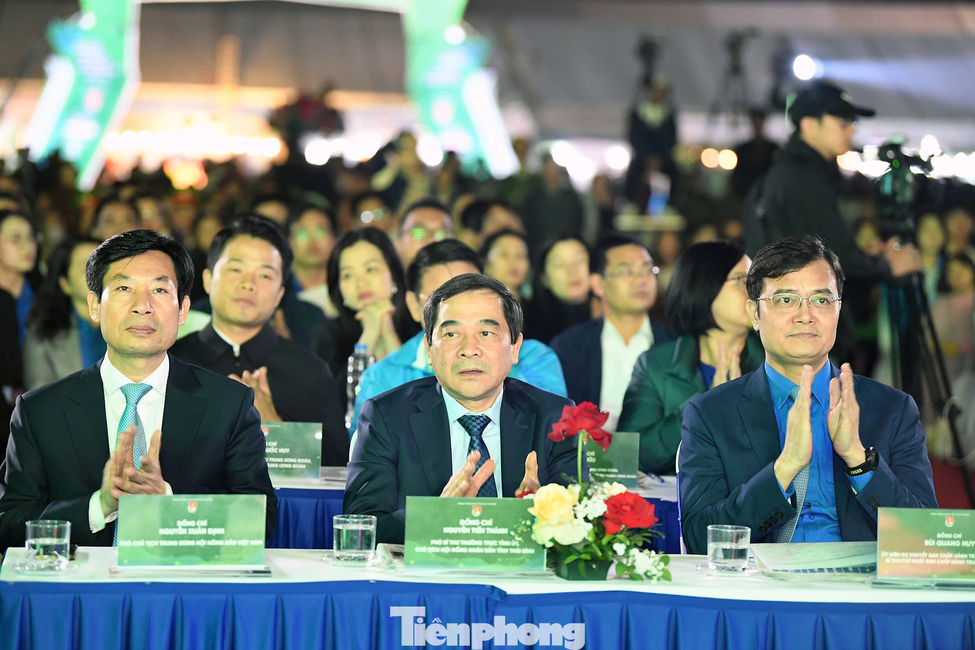 Các đại biểu tham dự chương trình. Các đại biểu tham dự chương trình.